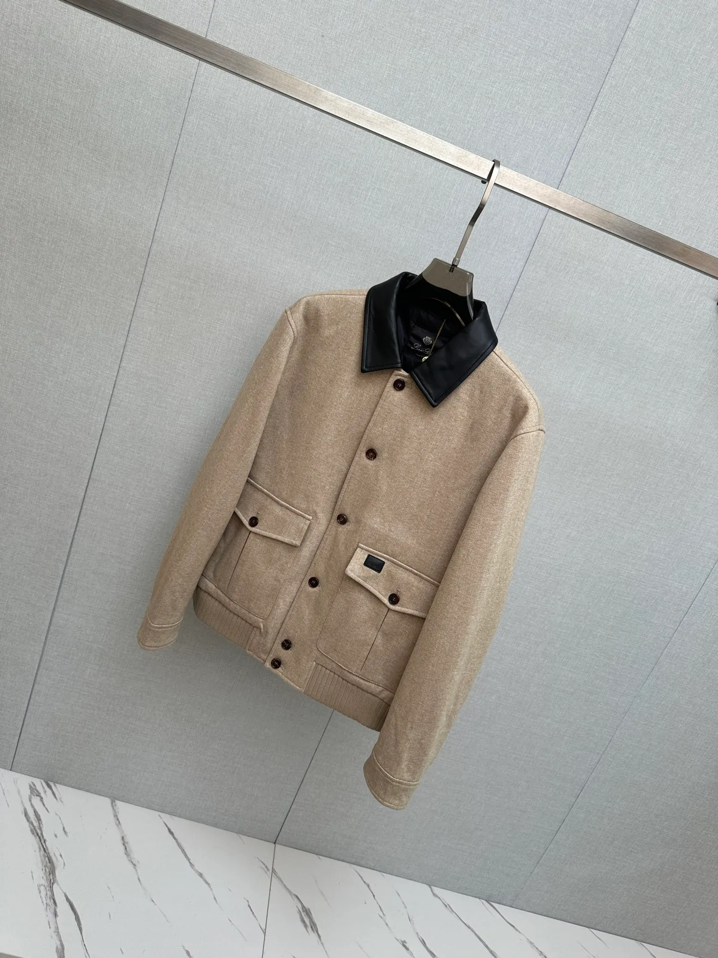 LP foreign trade company order! Imported original fabric, goose down and sheepskin, very straight and drapey, the whole piece of clothing has been machined neatly and neatly, and all hardware accessories are top-grade accessories with logos supplied by customers. At first glance, it is a high-end fabric. This fabric is all custom-woven! Good products from regular big manufacturers! Very practical. Sizes: 48-56